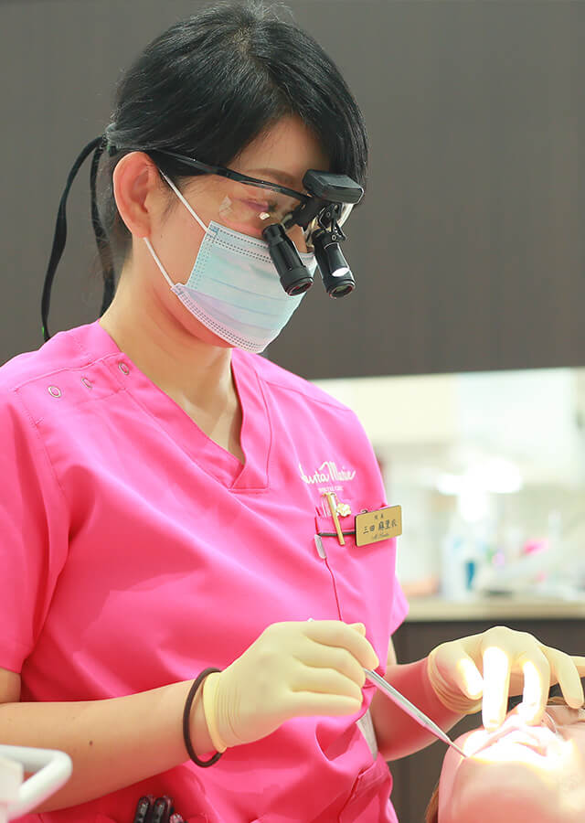 女性歯科医師
